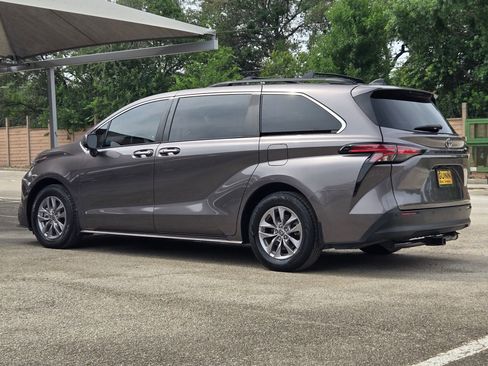 Used 2022 Toyota Sienna XLE FWD image 6