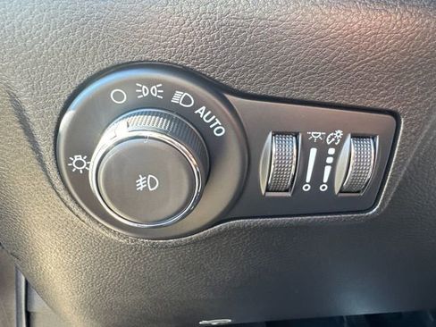 Used 2023 Jeep Compass Limited image 27