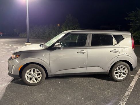 Used 2025 Kia Soul LX w/ LX Technology Package FWD image 2