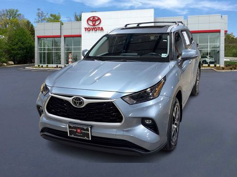 Used 2023 Toyota Highlander XLE image 1
