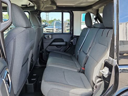 Used 2025 Jeep Wrangler Unlimited Sahara AWD/4WD image 29