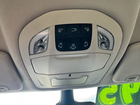 Used 2023 Chrysler Pacifica Touring-L FWD image 16