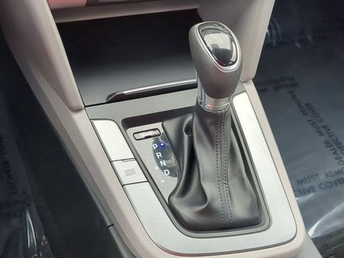 Used 2017 Hyundai Elantra SE image 17