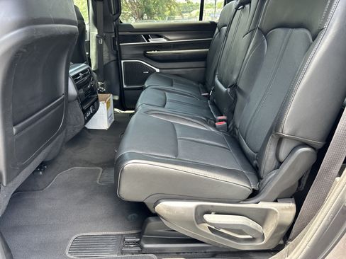 Used 2024 Jeep Wagoneer L Series II RWD image 21