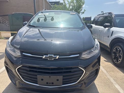 Used 2021 Chevrolet Trax LT w/ Midnight Edition image 2