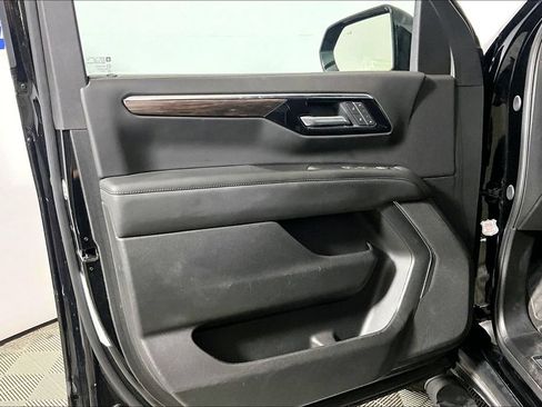 Used 2025 Chevrolet Suburban Z71 AWD/4WD image 18