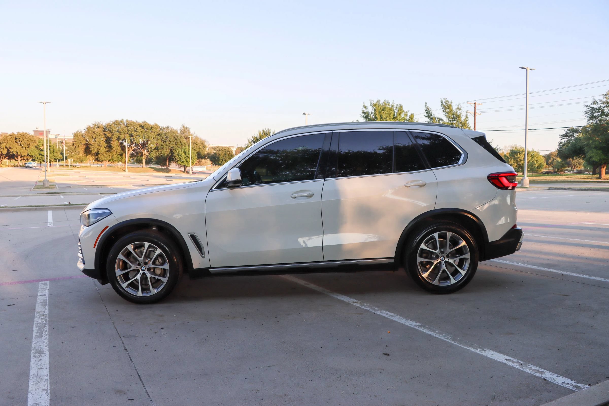 Used 2019 BMW X5 xDrive40i w/ Convenience Package AWD/4WD image 4
