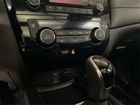 Used 2017 Nissan Rogue SV AWD/4WD image 32