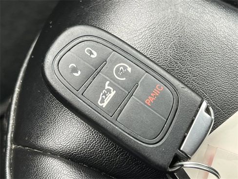 Used 2022 Jeep Cherokee Trailhawk image 32