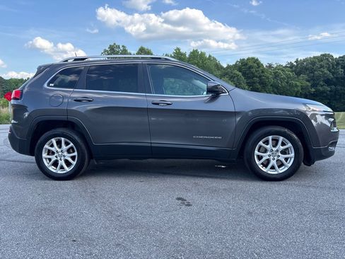 Used 2016 Jeep Cherokee Latitude w/ Safety/Convenience Group FWD image 6