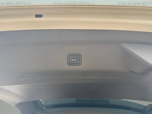 Used 2022 Cadillac Escalade Premium Luxury RWD image 36