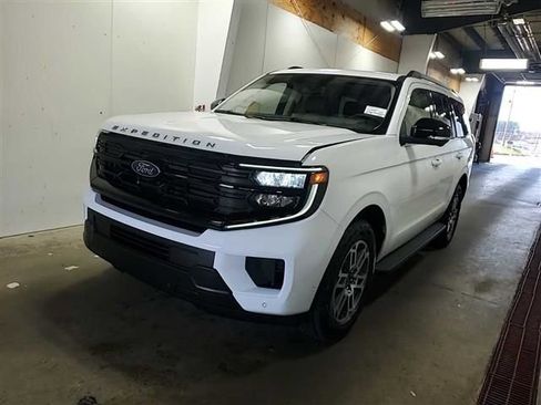 Used 2025 Ford Expedition Active image 2