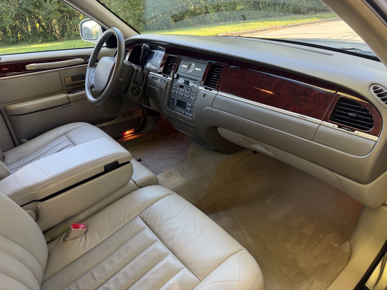 Used 2005 Lincoln Town Car Signature RWD image 16