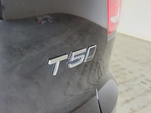 Used 2020 Volvo XC40 T5 Momentum w/ Protection Package Premier AWD/4WD image 9