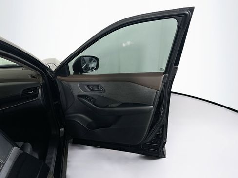 Used 2023 Nissan Rogue S image 32