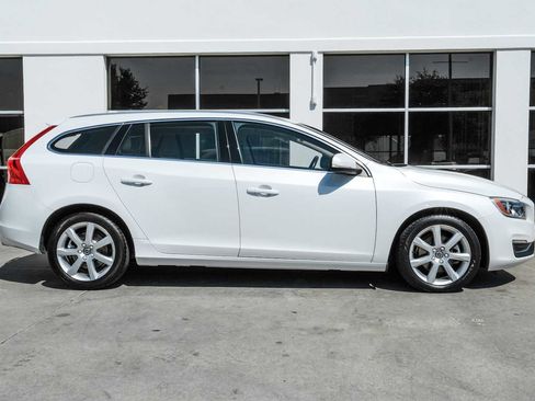 Used 2017 Volvo V60 T5 Premier w/ Convenience Package image 8