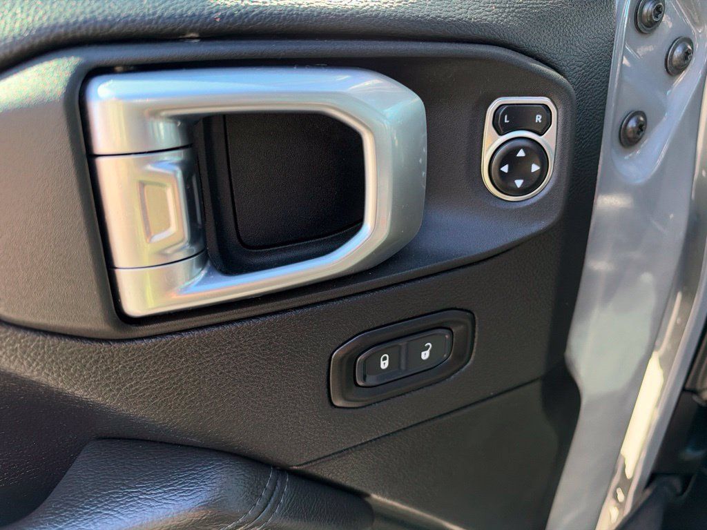 Used 2022 Jeep Wrangler Unlimited Sahara AWD/4WD image 18