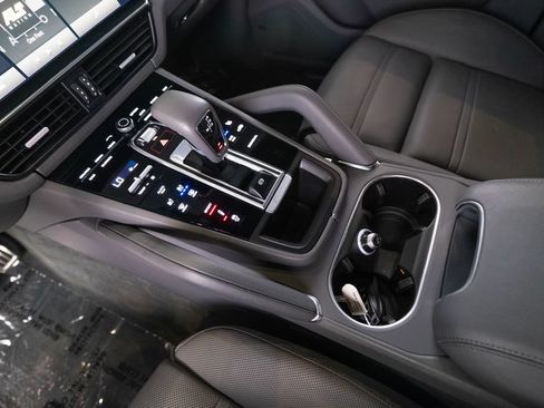 Certified 2022 Porsche Cayenne Turbo AWD/4WD image 24