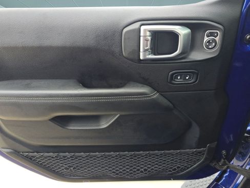 Used 2019 Jeep Wrangler Unlimited Sahara image 11