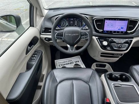 Used 2023 Chrysler Pacifica Touring-L FWD image 31