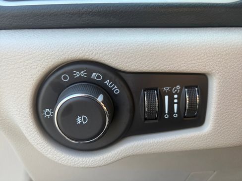 Used 2024 Chrysler Pacifica Touring-L FWD image 29