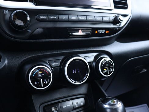 Used 2023 Hyundai Venue Limited image 26