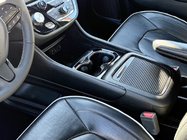 Used 2025 Chrysler Pacifica Limited FWD image 9