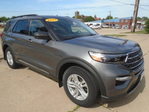 Used 2021 Ford Explorer XLT w/ Equipment Group 202A AWD/4WD image 13