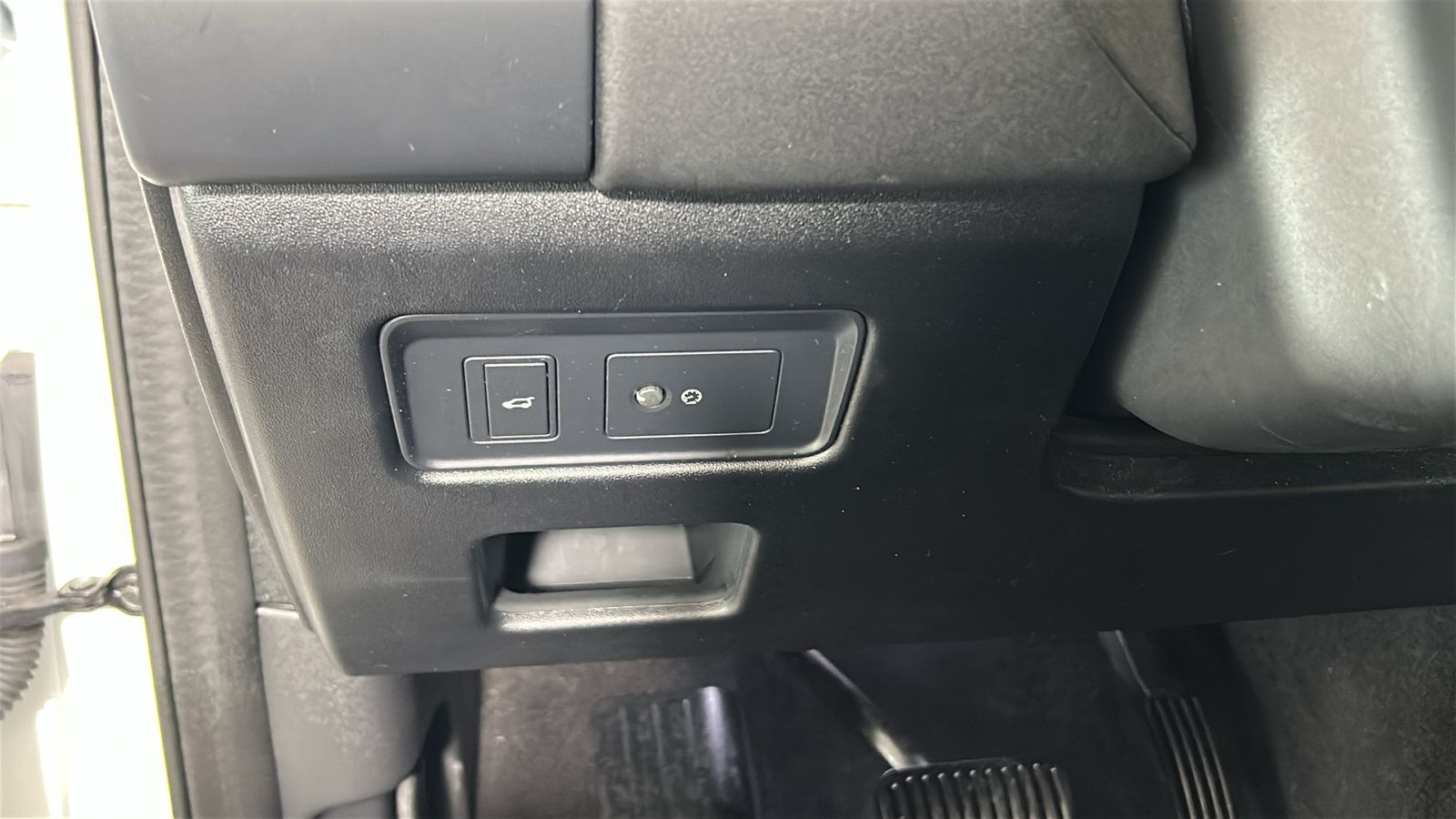 Used 2024 Land Rover Discovery S AWD/4WD image 21