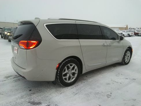 Used 2019 Chrysler Pacifica Touring-L Plus w/ Advanced Safetytec Group image 5