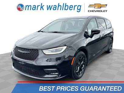 Used 2022 Chrysler Pacifica Touring-L w/ Uconnect Theater Family Group