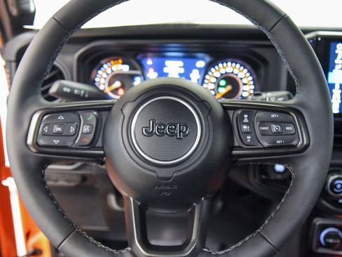 Used 2025 Jeep Wrangler Unlimited Rubicon w/ Technology Group image 28