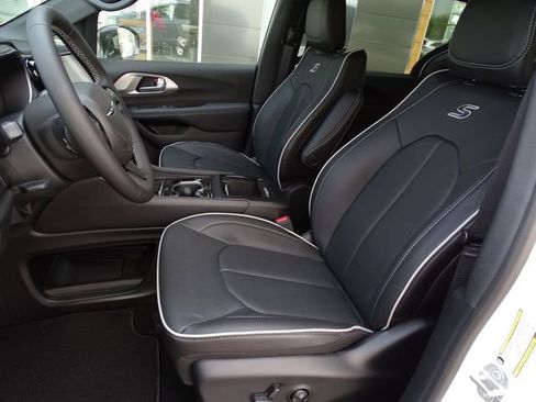 New 2024 Chrysler Pacifica Limited w/ S Appearance Package image 17