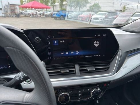 Used 2025 Chevrolet Trax LT FWD image 15