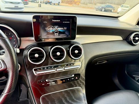 Used 2019 Mercedes-Benz GLC 300 4MATIC image 10