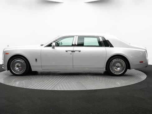 Used 2024 Rolls-Royce Phantom Extended Wheelbase w/ Leather Finishing Pack image 3