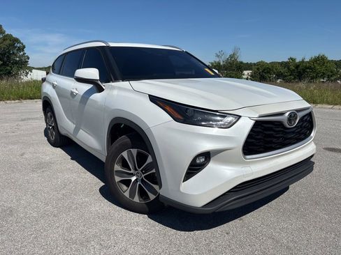 Used 2022 Toyota Highlander XLE FWD image 1