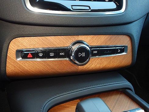 Certified 2025 Volvo XC90 B6 Plus image 25