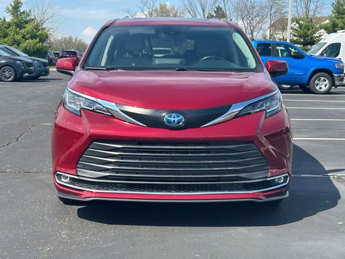 Used 2021 Toyota Sienna XLE w/ XLE Plus Package FWD image 2
