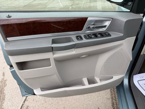 Used 2010 Chrysler Town & Country Touring image 10