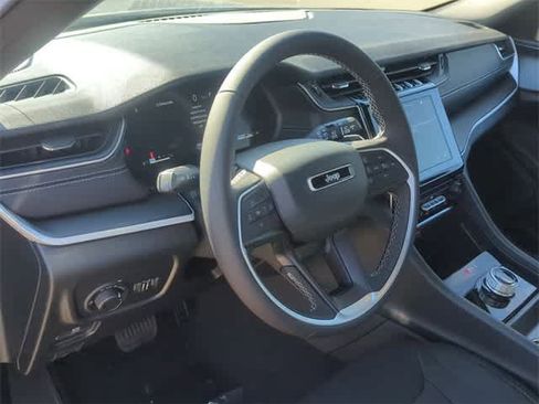 New 2025 Jeep Grand Cherokee Laredo image 10