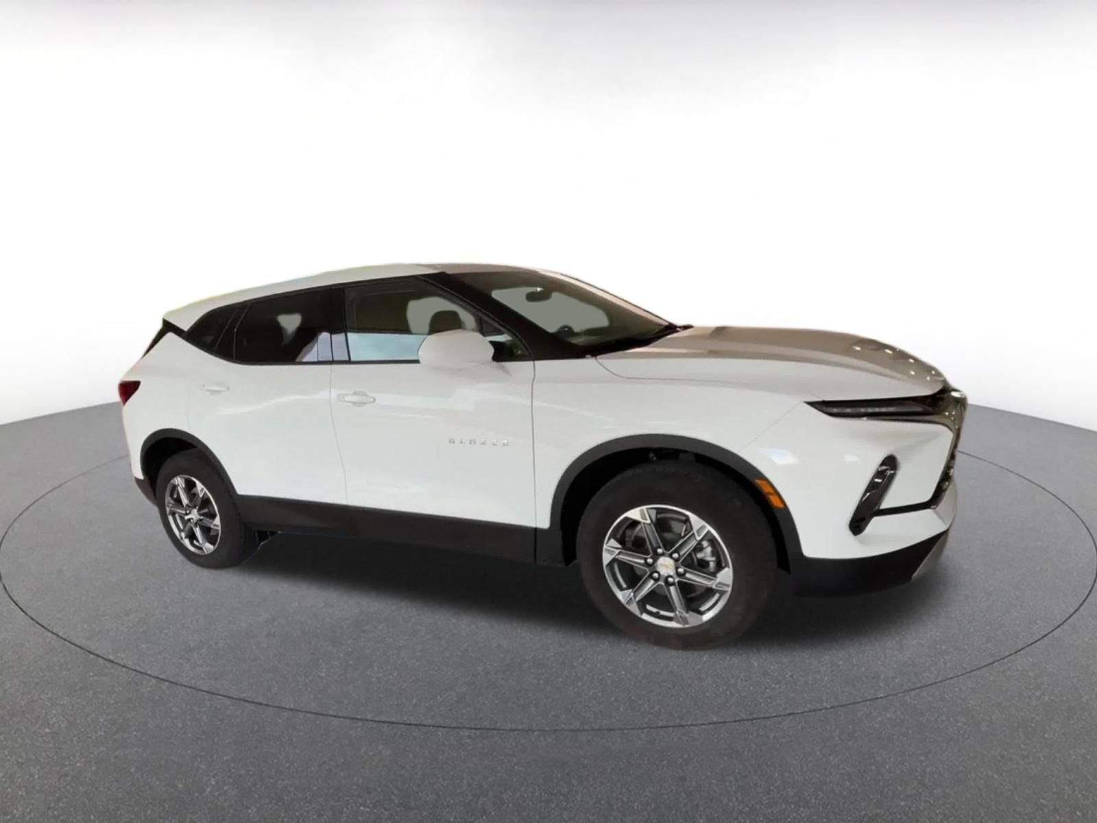 Used 2026 Chevrolet Blazer LT FWD image 2