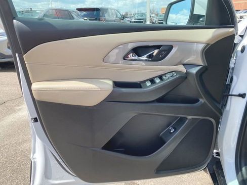 Used 2023 Chevrolet Traverse LT image 21