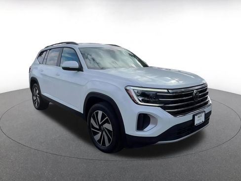 Used 2025 Volkswagen Atlas SE image 3