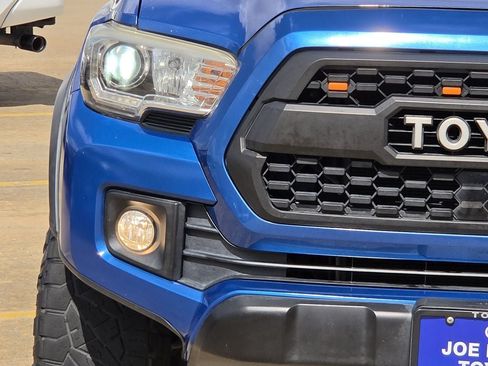 Used 2018 Toyota Tacoma TRD Off-Road AWD/4WD image 5