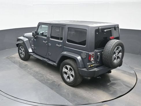 Used 2017 Jeep Wrangler Unlimited Sahara w/ Dual Top Group AWD/4WD image 19