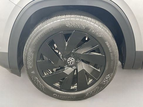 Used 2025 Volkswagen Atlas Cross Sport SE FWD image 29