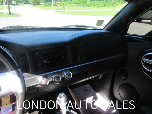 Used 2004 Chevrolet SSR w/ Preferred Equipment Group RWD image 12