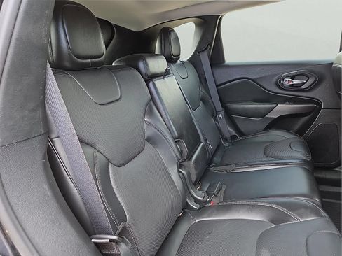 Used 2019 Jeep Cherokee Overland w/ Technology Group AWD/4WD image 10