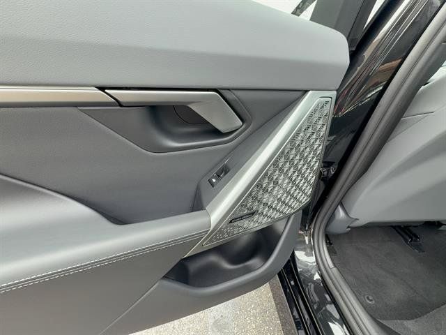 Used 2025 BMW 550e xDrive w/ Premium Package AWD/4WD image 24